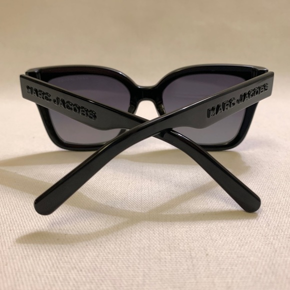 MARC JACOBS Embossed Logo Square Sunglasses — Glossy Black & Grey Gradient Lens - Picture 1 of 17